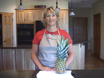 cleaning a pineapple Video