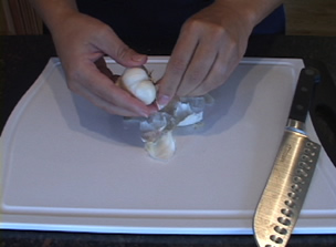 how to peel garlic Video